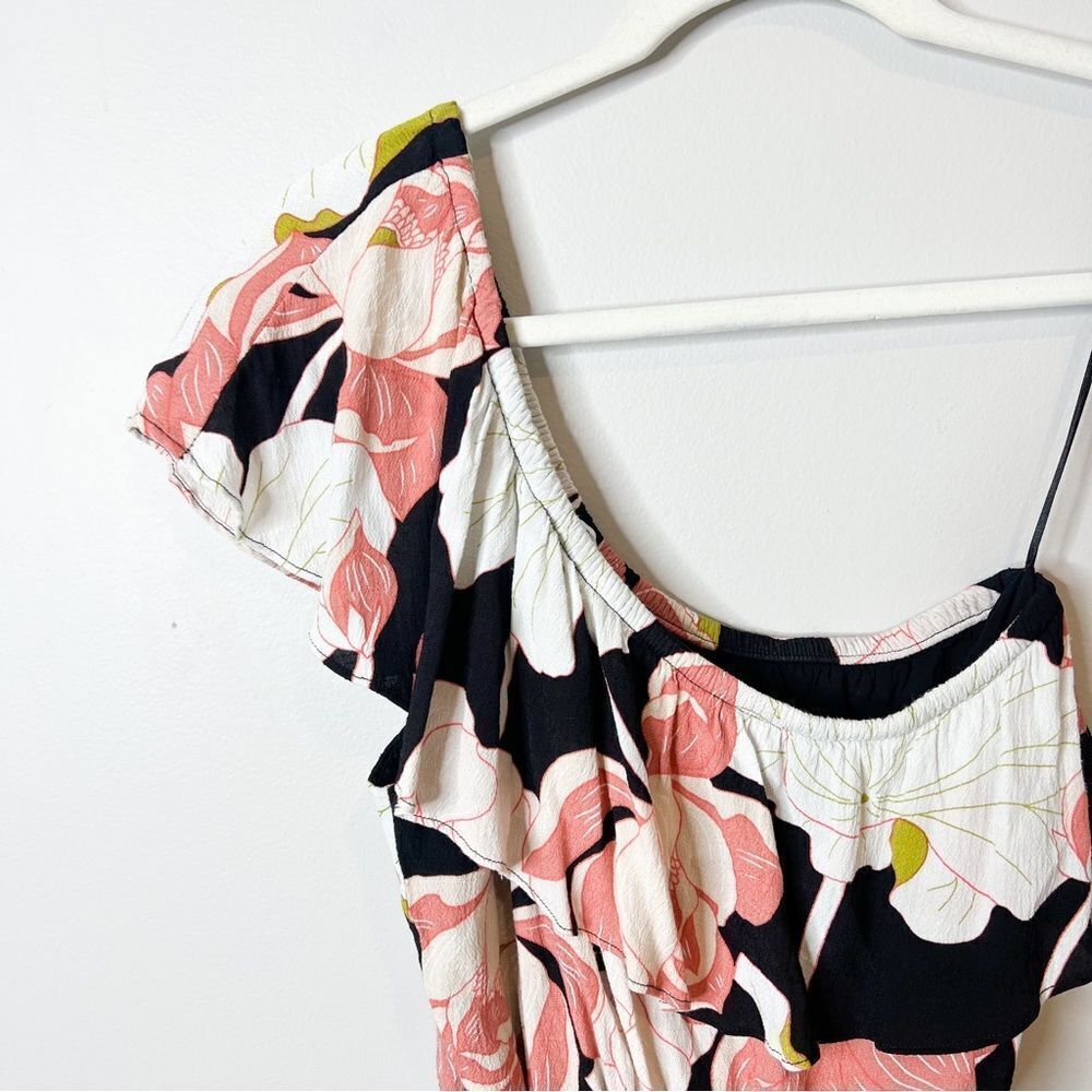Cupcakes and Cashmere Arnett Floral One Shoulder Romper - Picture 4 of 6